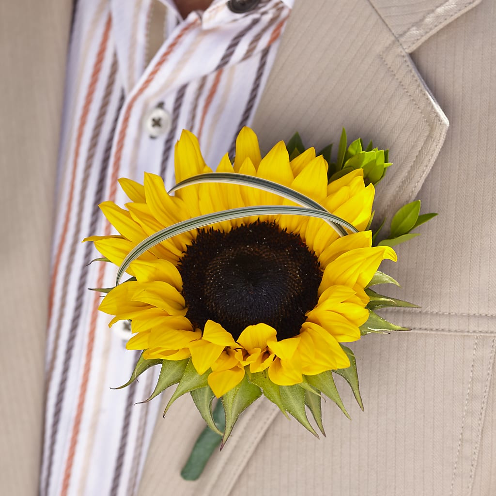 Free Spirit Boutonniere –  Dejavu Florist And Balloons, Durham NC